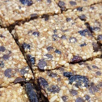 Μπάρα δημητριακών με δαμάσκηνο, καρύδια και σοκολάτα ~100γρ. Μπάρα δημητριακών με δαμάσκηνο, καρύδια και σοκολάτα ~100γρ.