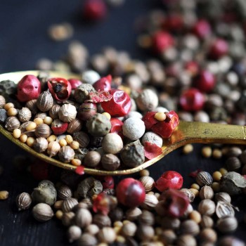 Πιπέρι πολύχρωμο ολόκληρο Πιπέρι πολύχρωμο ολόκληρο