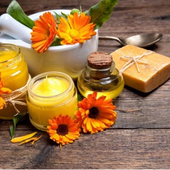 Χειροποίητη κεραλοιφή με παρθένο ελαιόλαδο, βιταμίνη Ε και αλόη 50ml Χειροποίητη κεραλοιφή με παρθένο ελαιόλαδο, βιταμίνη Ε και αλόη 50ml